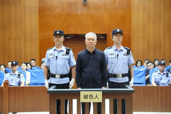 前恒大员工谈许家印:非常抽象还很爱演,把球员召集到草坪聊天就为摆拍